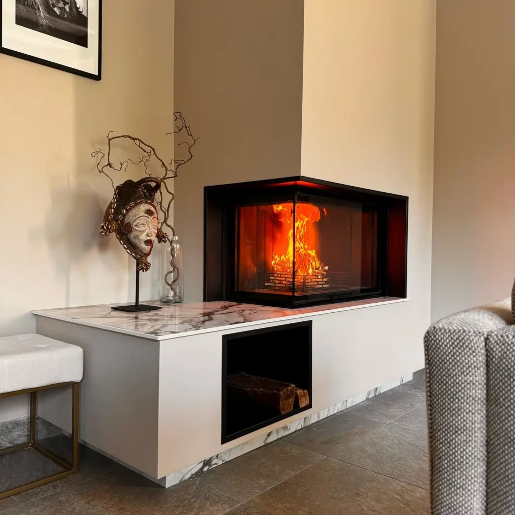 Réalisation d'une cheminée sur-mesure avec habillage en céramique luxueuse dans une villa à Sautron par Cheminées Nicolas.