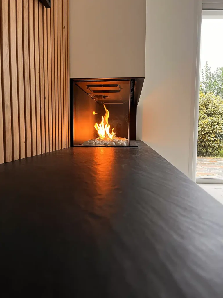Agencement sur mesure autour d'un foyer gaz d'angle, alliant esthétique moderne et confort thermique à La Baule.