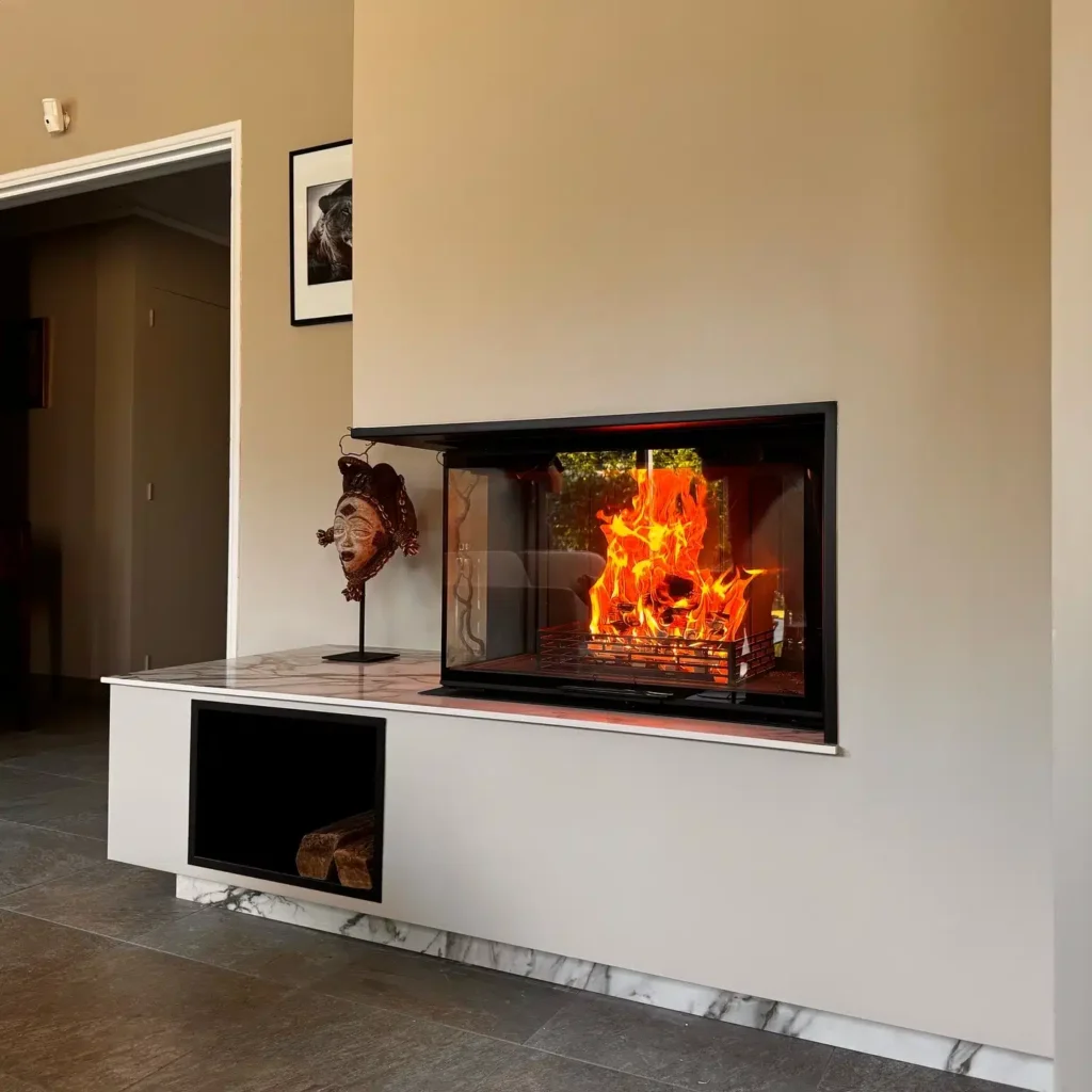 Installation d'une cheminée performante avec habillage céramique décoratif, réalisée sur-mesure par Cheminées Nicolas à Sautron.