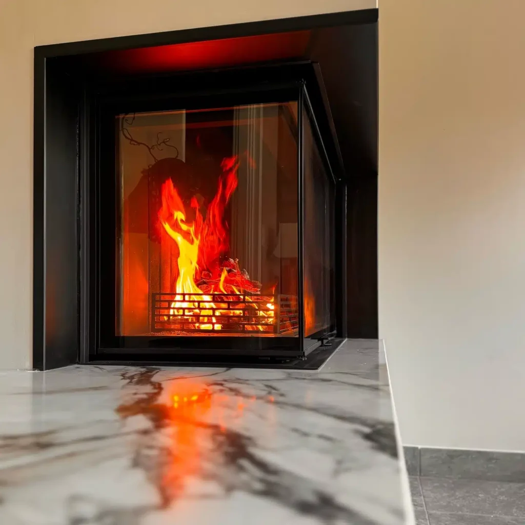 Texture et aspect minéral de la céramique utilisée pour l'habillage d'une cheminée haut de gamme.