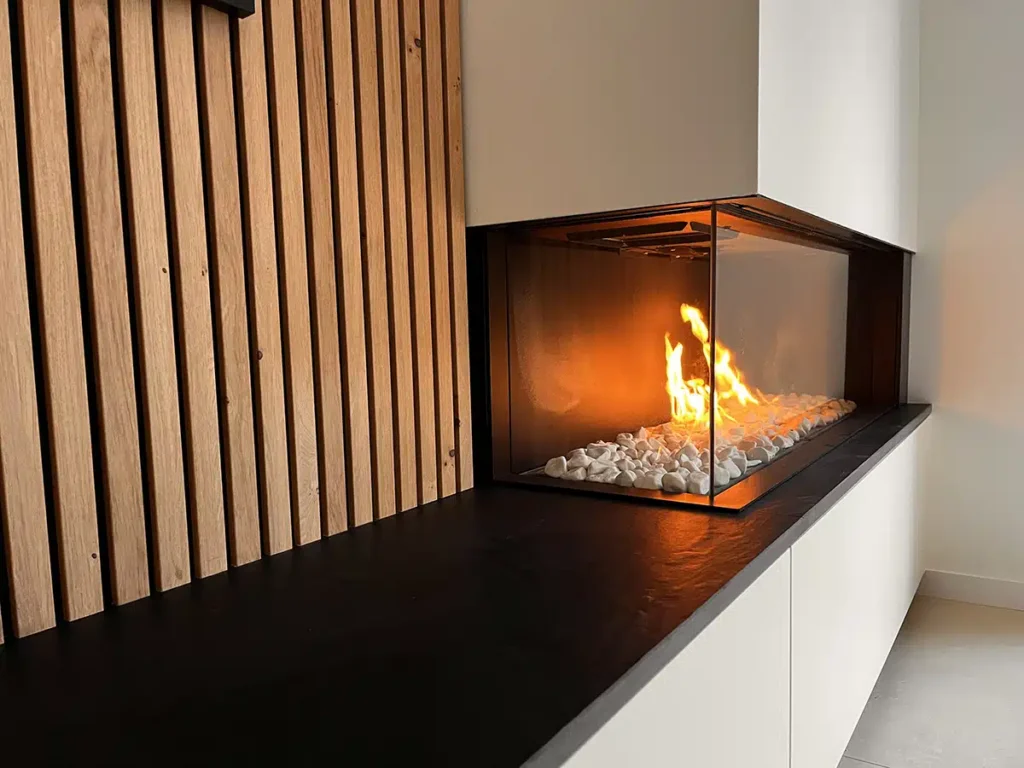 Chaleur réconfortante et flammes réglables d'une cheminée gaz haut de gamme installée par un expert à La Baule