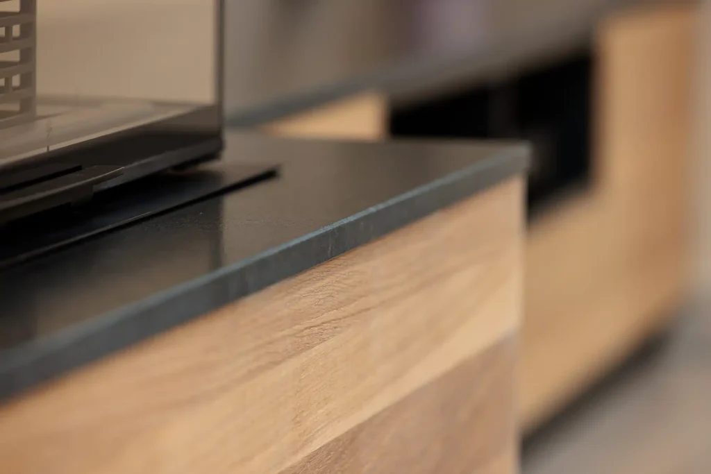 Zoom sur le plateau en granit noir Zimbabwe finition cuir, matériau élégant sélectionné par Cheminées Nicolas pour ses projets.