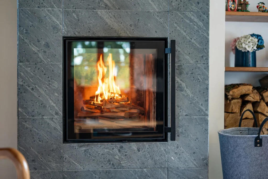 installation-poele-de-masse-tulikivi-raita-21-fay-de-bretagne-2